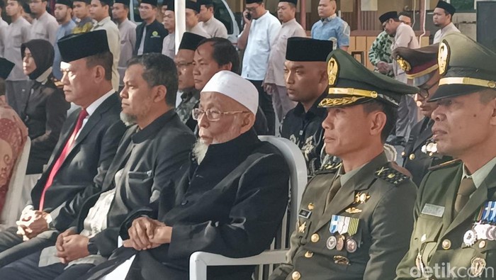 Abu Bakar Ba’asyir mengikuti upacara HUT RI di Ponpes Al Mukmin Ngruki Sukoharjo, Kamis (17/8/2023).