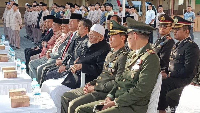 Abu Bakar Ba’asyir mengikuti upacara HUT RI di Ponpes Al Mukmin Ngruki Sukoharjo, Kamis (17/8/2023).