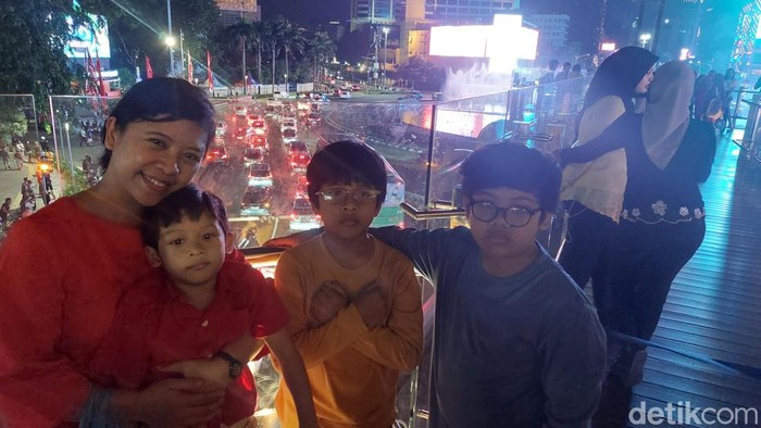 Andin, warga Depok yang mengaku kagum melihat video mapping di air mancur Bundaran HI.