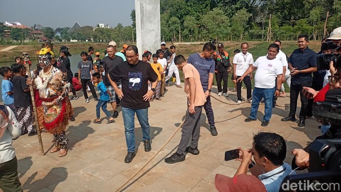 Anies Baswedan ikut lomba agustusan bareng warga (Adrial Akbar/detikcom)