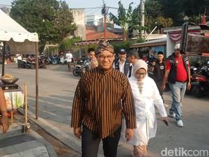 Pakai Lurik Cokelat, Anies Ikut Upacara HUT ke-78 RI di Lebak Bulus