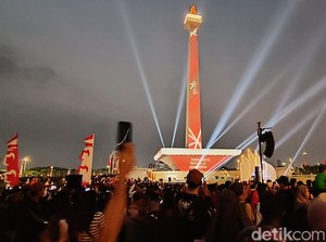 Warga Menyemut di Monas, Tak Sabar Lihat Video Mapping Malam Ini