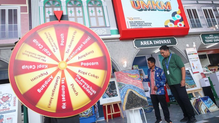 Asik Bersama UMKM YDBA di GIIAS 2023 Pemilik UMKM binaan Astra melalui Yayasan Dharma Bhakti Astra (YDBA) dan PT United Tractors Tbk, Recycle Academi, Surani (tengah) saat menunjukkan lukisan yang dibuatnya dari limbah styrofoam kepada Dept. Head Training & Mentoring YDBA, Aloysius Daniel Harbianto (kiri) dan Pemilik UMKM binaan YDBA, PT Astana Wira Karya, Muhammad Umar Anif (kanan) dalam kegiatan #AsikBersamaUMKM YDBA di Pameran Gaikindo Indonesia International Auto Show (GIIAS) yang dilaksanakan di ICE BSD pada 10 – 20 Agustus 2023.