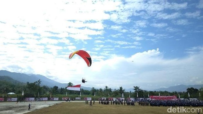 Atlet paralayang memeriahkan upacara HUT ke-78 RI di Bone Bolango, Gorontalo.