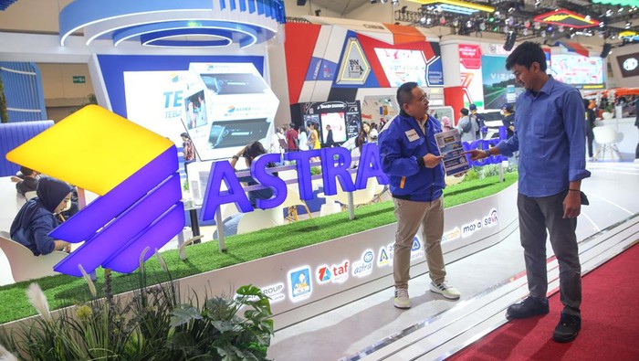 CEO Moxa, Lim Lizal (kiri) bersama tenaga pemasar Moxa menjelaskan program promo di GIIAS 2023, ICE BSD, Tangerang, Kamis (17/8/2023).