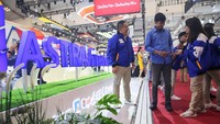 CEO Moxa, Lim Lizal (kiri) bersama tenaga pemasar Moxa menjelaskan program promo di GIIAS 2023, ICE BSD, Tangerang, Kamis (17/8/2023).