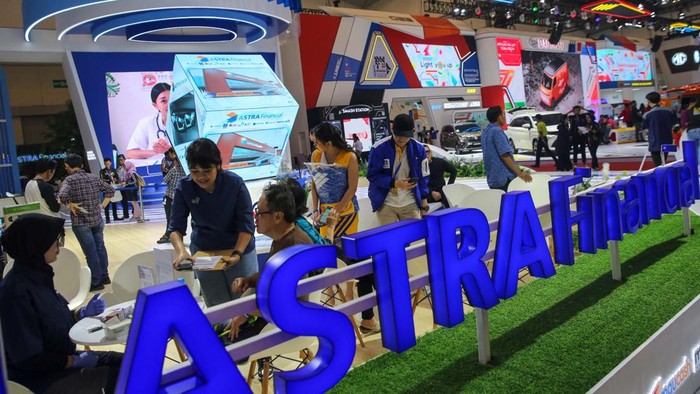 CEO Moxa, Lim Lizal (kiri) bersama tenaga pemasar Moxa menjelaskan program promo di GIIAS 2023, ICE BSD, Tangerang, Kamis (17/8/2023).