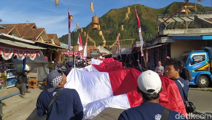 Bendera berukuran 78X8 meter dikibarkan di Gunung Andong, Magelang, Kamis (17/8/2023).