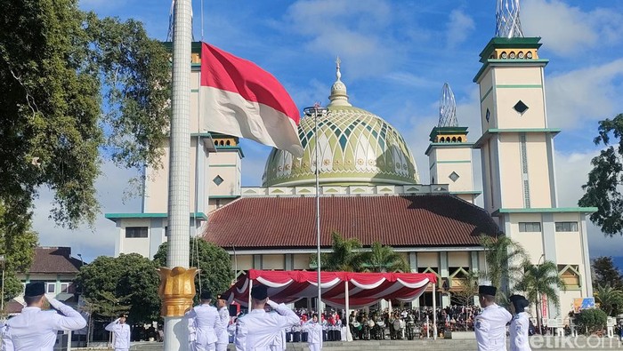 Bendera Merah Putih berkibar di Garut pada peringatan 17 Agustus