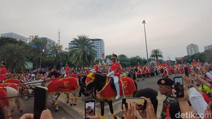 Bendera pusaka dikembalikan ke monas (Rizky Adha Mahendra/detikcom)