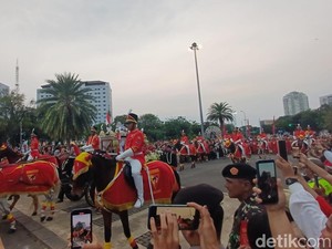 Pakai Kereta Kencana, Duplikat Bendera Pusaka Dikembalikan ke Monas