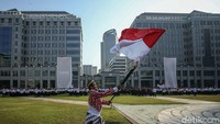 Aksi pengibaran bendera merah putih juga memeriahkan peluncuran QRIS Tuntas.  