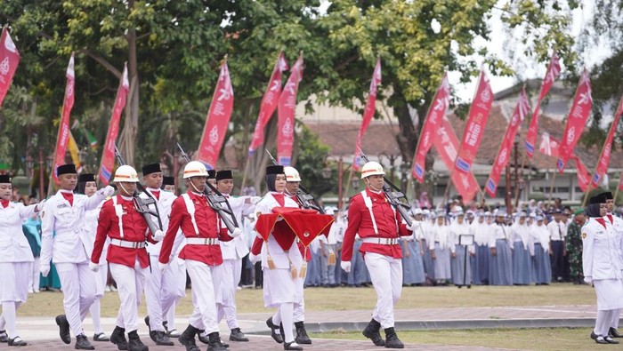 Bupati Klaten Sri Mulyani menghadiri upacara HUT RI di Alun-alun Klaten, Kamis (17/8/2023). Bupati Klaten Sri Mulyani menghadiri upacara HUT RI di Alun-alun Klaten, Kamis (17/8/2023).