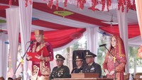 Bupati Klaten belum lama ini menerima penghargaan Adhikarya Pembangunan Pertanian dari Menteri Pertanian di Istana Wakil Presiden RI, Senin (14/8). Kabupaten Klaten juga meraih penghargaan Satya Lencana Wira Karya dari Jokowi, serta dinobatkan sebagai kabupaten berprestasi dalam pembangunan Kependudukan dan Keluarga Berencana. Foto: Dok Humas Klaten