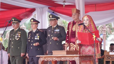 Momen Bupati Klaten Pimpin Upacara HUT Ke-78 RI di Alun-alun