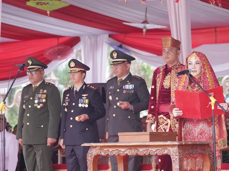 Momen Bupati Klaten Pimpin Upacara HUT Ke-78 RI di Alun-alun