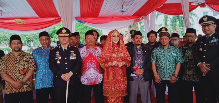 Bupati Klaten Sri Mulyani (tengah) mengenakan baju adat Koto Gadang.