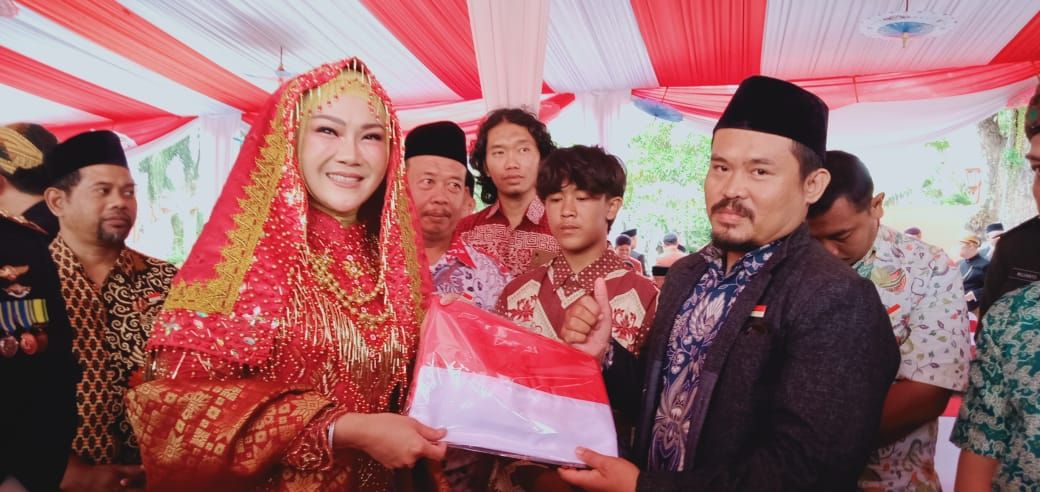 Bupati Klaten Sri Mulyani (tengah) mengenakan baju adat Koto Gadang.
