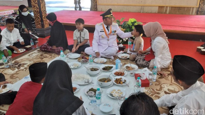 Bupati Sumenep Achmad Fauzi saat makan bersama anak yatim usai upacara HUT ke-78 RI.