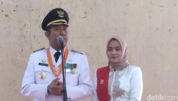 Bupati Sumenep Achmad Fauzi saat makan bersama anak yatim usai upacara HUT ke-78 RI.