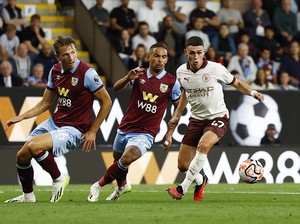 Burnley Selidiki Fans yang Lempar Korek ke Bek Man City