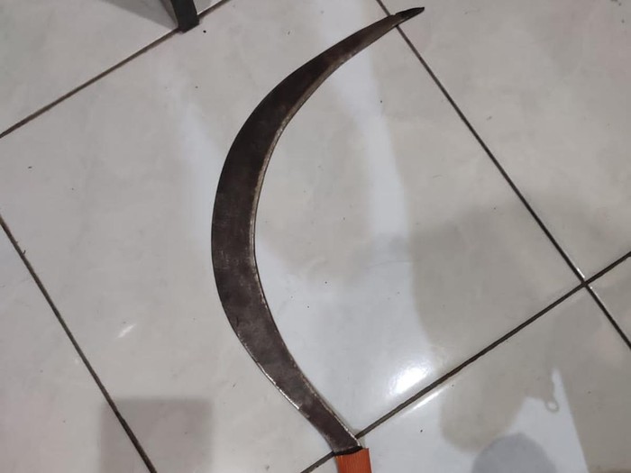 Celurit yang disita dari dua pemuda bermotor di Ringroad Selatan, Panggungharjo, Sewon, Bantul, DIY, Kamis (17/8/2023).