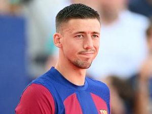 Al Nassr Tak Jadi Incar Lenglet, Barcelona Gigit Jari