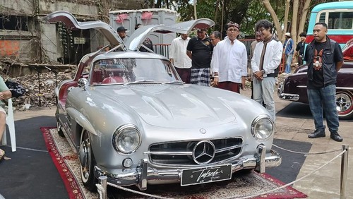 Salah satu mobil custom yang ditampilkan dalam event custom war di Padanggalak, Denpasar.