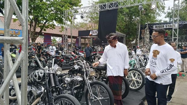 Wali Kota Denpasar I Gusti Ngurah Jaya Negara ketika berkunjung ke event Naskleeng13 (NK13) Custom War 2023, Kamis (17/8/2023), di kawasan eks Taman Festival Bali.