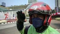 Pengendara sepeda motor itu kemudian mengambil sikap hormat. 