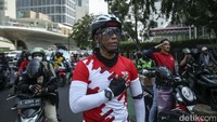Mereka mengambil sikap hormat dalam rangka memperingati hari ulang tahun (HUT) ke-78 Republik Indonesia (RI). 