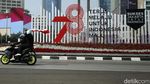 Detik-detik Proklamasi, Pengendara hingga Pesepeda Beri Hormat di Bundaran HI