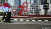 Pengendara kembali melanjutkan perjalanannya setelah momen detik-detik proklamasi. 