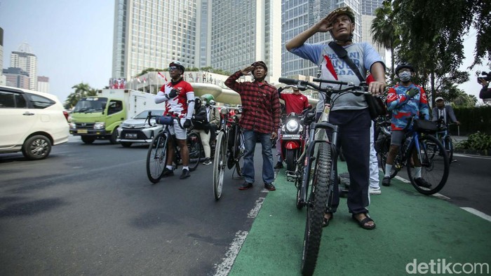 Detik-detik Proklamasi, Pengendara hingga Pesepeda Beri Hormat di Bundaran HI Pengendara berhenti sejenak saat detik-detik pengibaran bendera merah putih di Bundaran HI, Jakarta, Kamis (17/8/2023).
