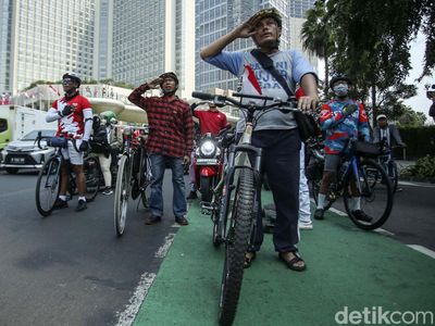 Detik-detik Proklamasi, Pengendara hingga Pesepeda Beri Hormat di Bundaran HI