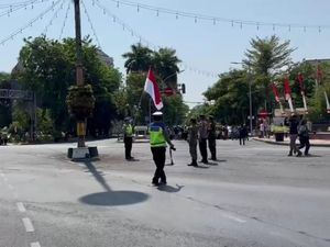 Pengguna Jalan di Surabaya Hormat Saat Detik-detik Proklamasi