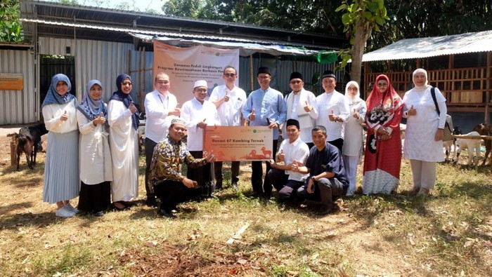 Donasi Kambing Ternak untuk Berwirausaha PT Bank Danamon Indonesia Tbk memberikan donasi 67 kambing ternak guna mendukung Program Kewirausahaan Berbasis Pendidikan di Pondok Pesantren.