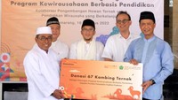 Bank Danamon terus mendukung pengembangan bisnis berkelanjutan. Dalam rangkaian kegiatan Peduli Lingkungan 2023, Danamon Regional Jawa Tengah mendonasikan 67 kambing ternak sebagai dukungan Program Kewirausahaan Berbasis Pendidikan yang dirintis Pondok Pesantren Fadhlul Fadhlan Semarang.