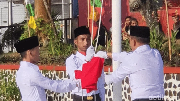 Dua napi teroris mengibarkan bendera merah putih di Lapas Sukabumi.