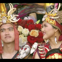 Inilah momen Kaesang Pangarep dan Erina Gudono tersorot kamera saat hadir di Istana Merdeka untuk upacara HUT ke-78 RI, Kamis (17/8/2023). Keduanya tampil anti mainstream dengan baju adat Minahasa, Sulawesi Utara, dibandingkan tamu lainnya yang datang ke Upacaa HUT RI di Istana Negara. Foto: Dok. Instagram, YouTube Sekretariat Presiden