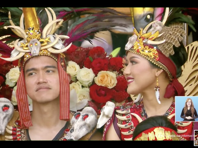 Inilah momen Kaesang Pangarep dan Erina Gudono tersorot kamera saat hadir di Istana Merdeka untuk upacara HUT ke-78 RI, Kamis (17/8/2023). Keduanya tampil anti mainstream dengan baju adat Minahasa, Sulawesi Utara, dibandingkan tamu lainnya yang datang ke Upacaa HUT RI di Istana Negara. Foto: Dok. Instagram, YouTube Sekretariat Presiden