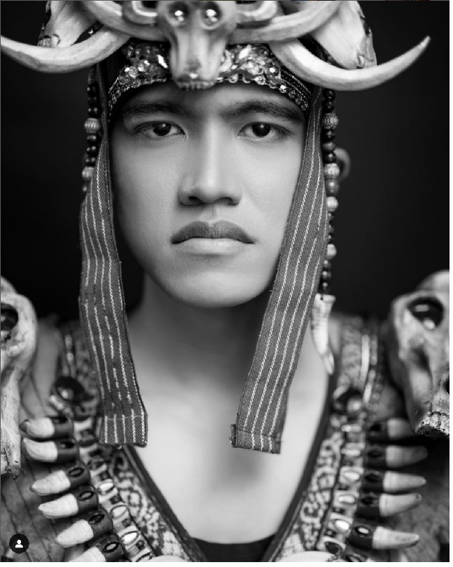 Dalam keterangan unggahannya di Instagram, Erina Gudono mengungkapkan makna busana adat yang dipakai dirinya dan Kaesang Pangarep. Kawasaran yang ditulisnya berarti tradisi leluhur Suku Minahasa Sulawesi Utara dan merupakan tarian Ksatria Minahasa yang disebut Waraney.  Foto: Dok. Instagram, YouTube Sekretariat Presiden