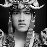 Dalam keterangan unggahannya di Instagram, Erina Gudono mengungkapkan makna busana adat yang dipakai dirinya dan Kaesang Pangarep. Kawasaran yang ditulisnya berarti tradisi leluhur Suku Minahasa Sulawesi Utara dan merupakan tarian Ksatria Minahasa yang disebut Waraney.  Foto: Dok. Instagram, YouTube Sekretariat Presiden