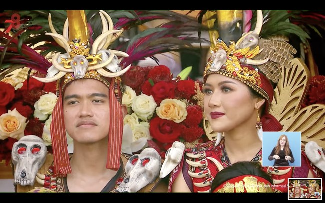 Erina menjelaskan bagian dasar baju yang dipakainya dan Kaesang adalah kayu alam yang diikat dengan kain tenun pampele dan dipadu-padankan dengan kain tenun kaiwu patola. Tata busana dan aksesoris dibuat mengacu pada sustainable fashion dan tidak menggunakan materi hewan asli.  Foto: Dok. Instagram, YouTube Sekretariat Presiden