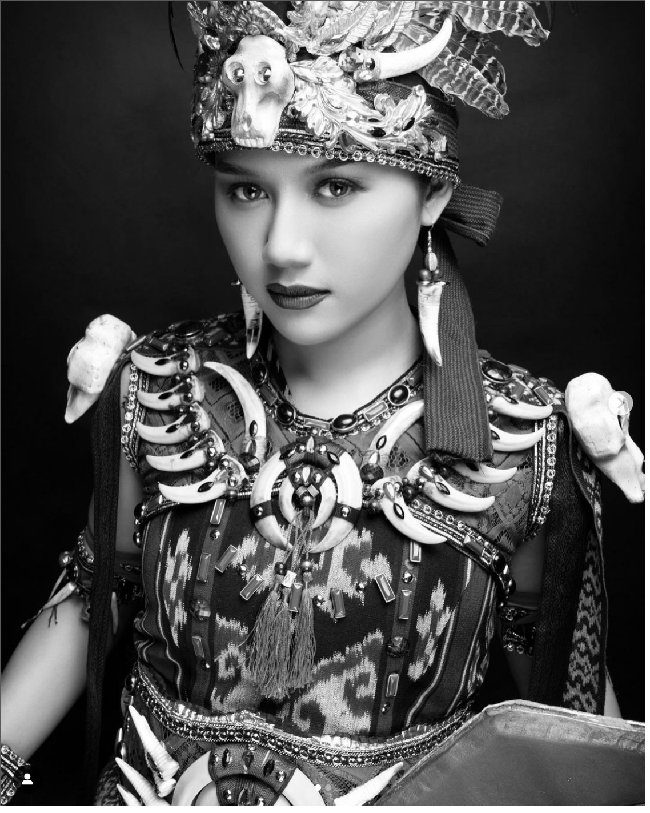 Sebelumnya Erina Gudono mengunggah ke Instagram foto gayanya memakai baju adat Minahasa yang dikenakannya ke upacara HUT ke-78 RI ini. “KAWASARAN MINAHASA ,” demikian finalis Puteri Indonesia 2022 itu menulis dalam unggahannya. Foto: Dok. Instagram, YouTube Sekretariat Presiden