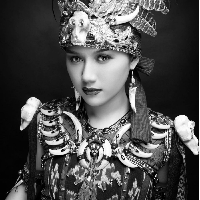 Sebelumnya Erina Gudono mengunggah ke Instagram foto gayanya memakai baju adat Minahasa yang dikenakannya ke upacara HUT ke-78 RI ini. “KAWASARAN MINAHASA ,” demikian finalis Puteri Indonesia 2022 itu menulis dalam unggahannya. Foto: Dok. Instagram, YouTube Sekretariat Presiden