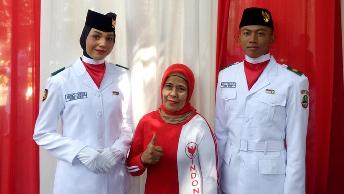 Ernadiah berfoto dengan anggota Paskibraka Jabar.