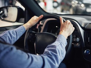 Liburan ke Bandung Enaknya Sewa Mobil atau Pakai Travel? Ini Jawabannya
