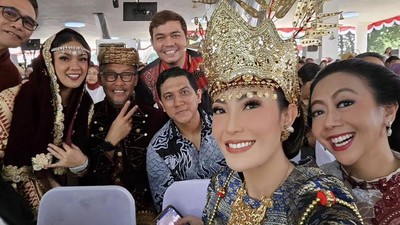 10 Foto Gaya Artis Ikut Upacara HUT RI di Istana, Putri Ariani Hingga Ayu Dewi