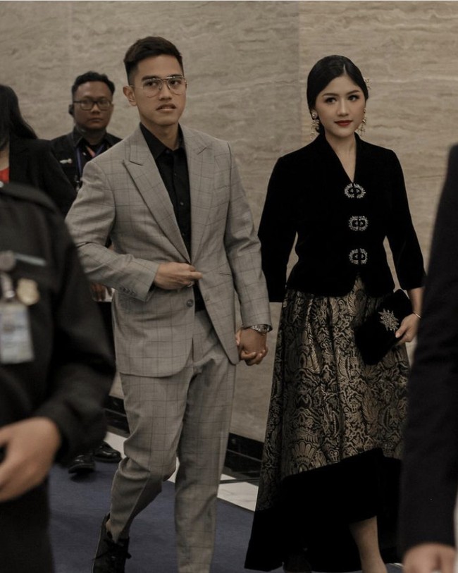 Hadir pada acara penghargaan, Kaesang dan Erina mengenakan pakaian bernuansa hitam. Erina memukau dengan rok batik A line hitam, sementara itu Kaesang tampil formal dengan setelan jas.  Foto: Dok Instagram Erinagudono